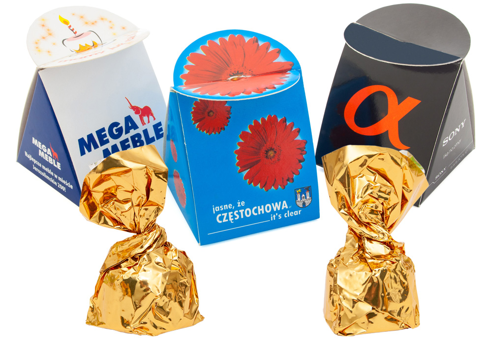 Pudełeczko z mleczną czekoladką i tłoczonym logo na opakowaniu z okrągłym zamknięciem