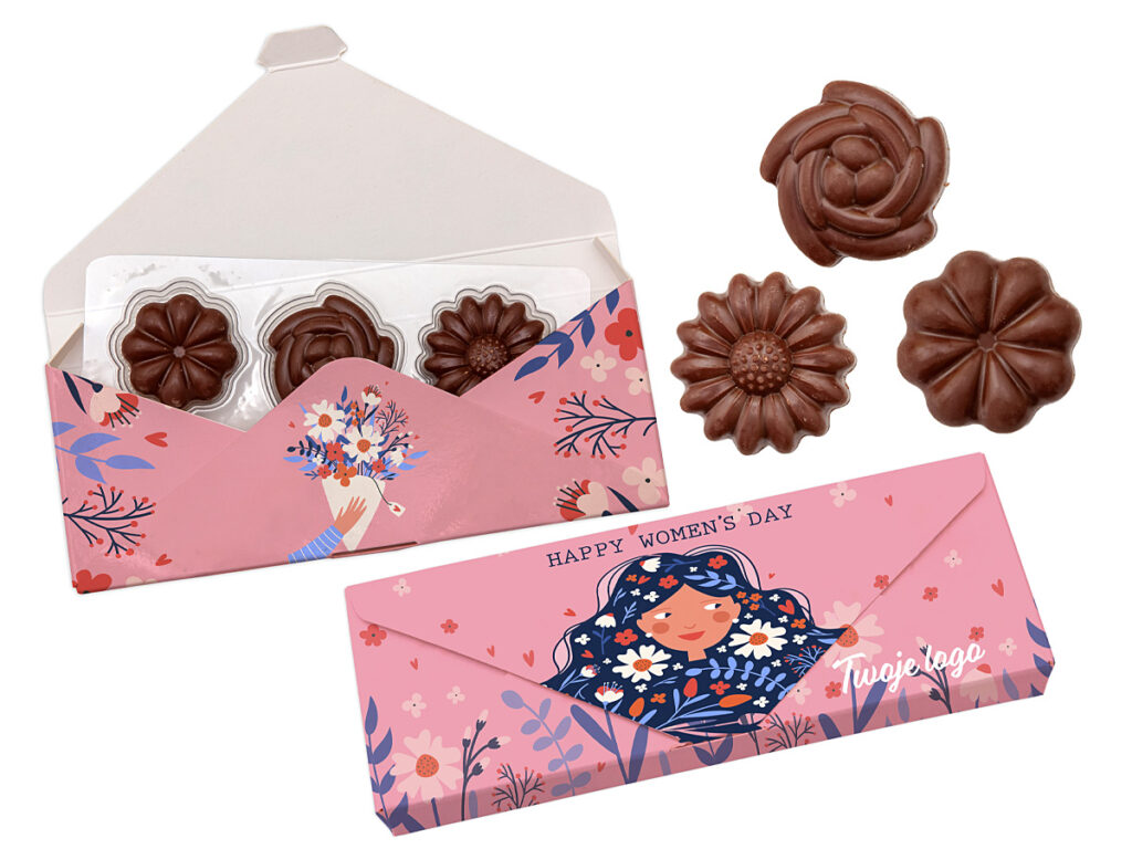 Mini zestaw trzech czekoladek w kształcie kwiatków w przezroczystym opakowaniu i logo firmy