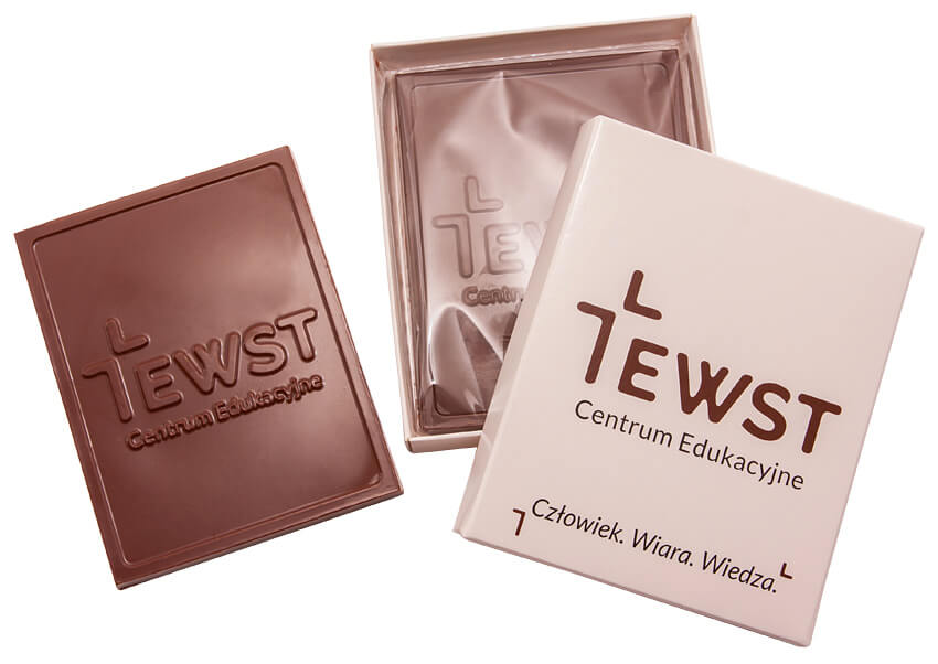 Firmowy upominek – czekolada z personalizowanym wzorem i eleganckim opakowaniem kartonowym