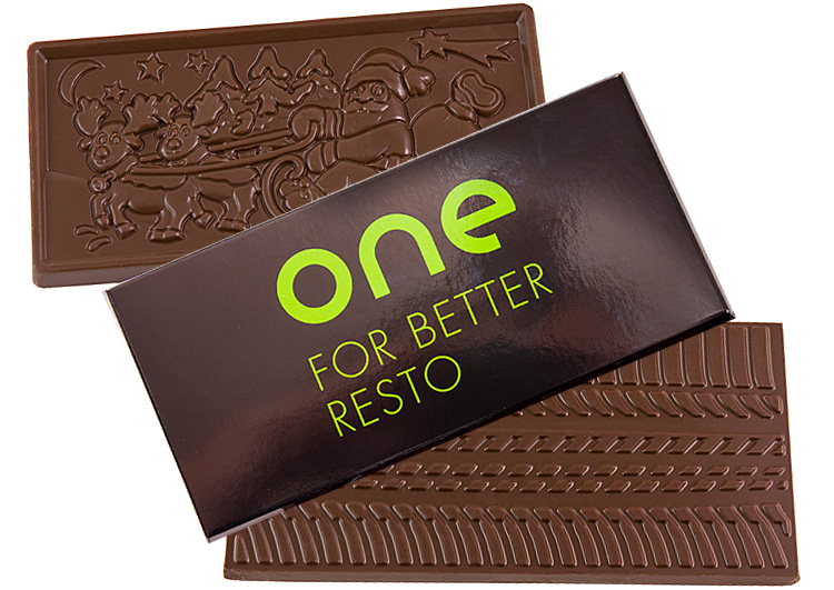 Personalizowana czekolada z unikalnym wzorem na powierzchni i reklamowym opakowaniem kartonowym