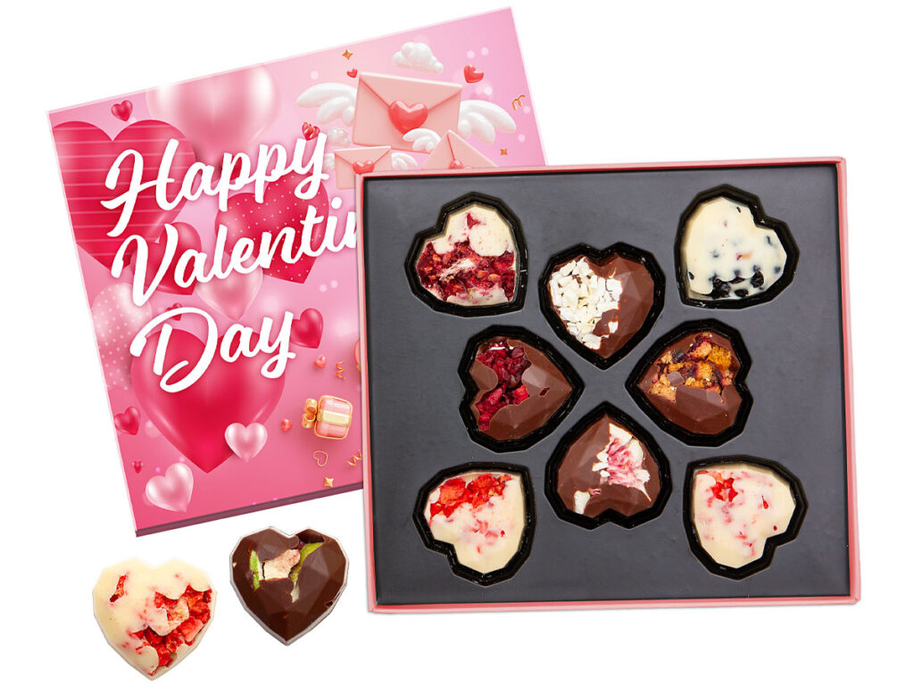 Bombonierka z 8 czekoladkami w kształcie serduszek z liofilizowanymi owocami