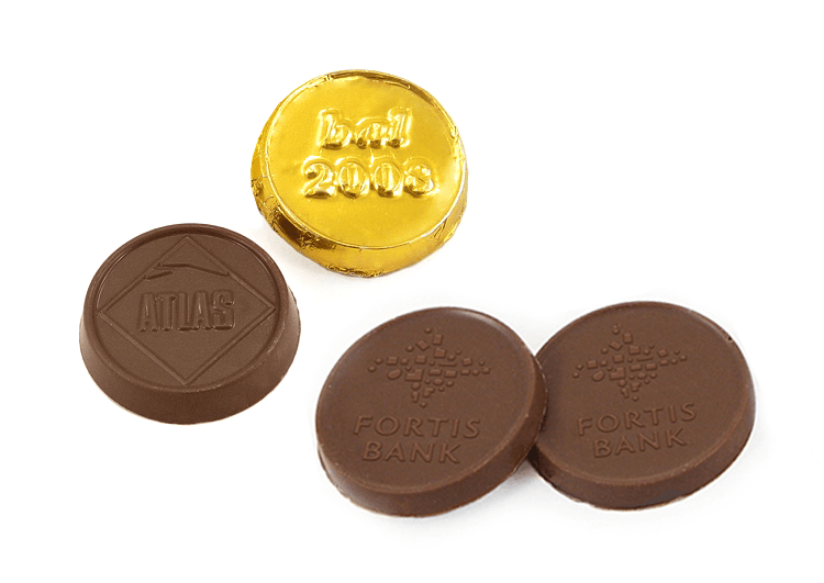 Małe medale czekoladowe z logo firmy, zapakowane w folię