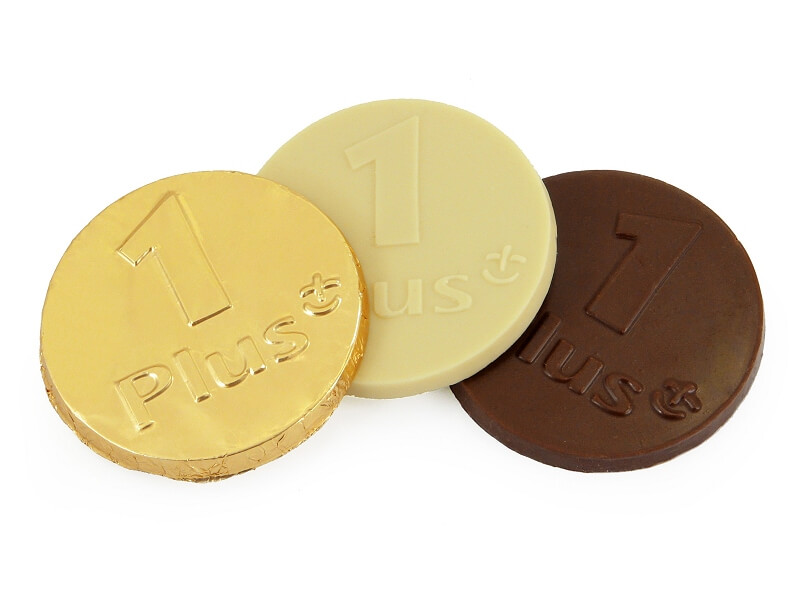 Czekoladowy medal z motywem graficznym, zapakowany w złotą folię aluminiową