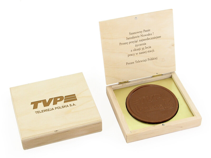 Upominek firmowy – medal czekoladowy w drewnianym pudełku z grawerem