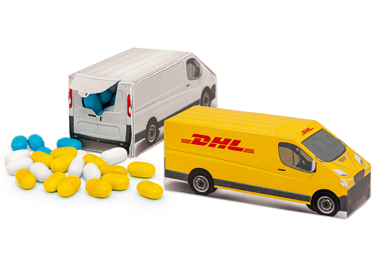 Auto z drażetkami miętowymi i owocowymi zapakowane w opakowanie z logo firmy