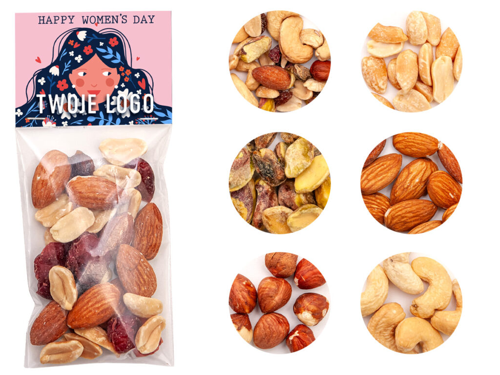 Orzechy w przezroczystej torebce z firmowym nadrukiem