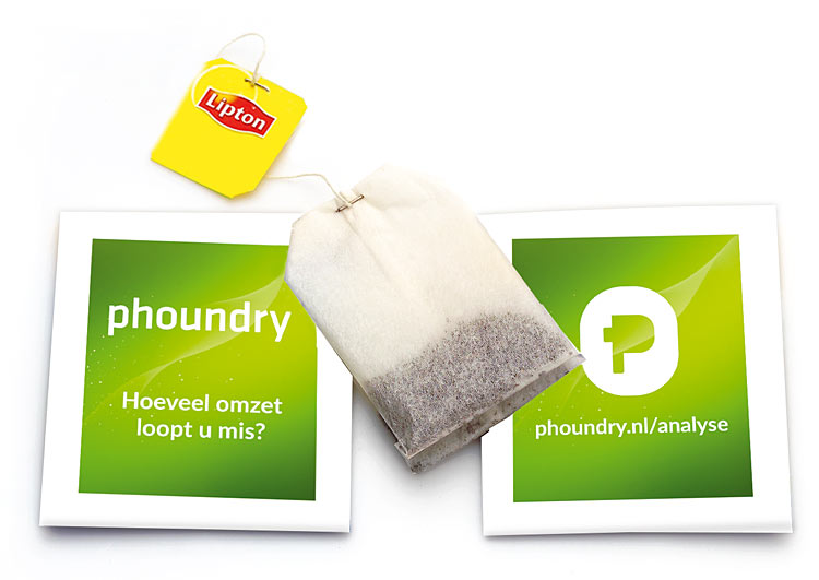 Markowa herbata w torebkach z zawieszką handlową i kolorowym nadrukiem logo na saszetce