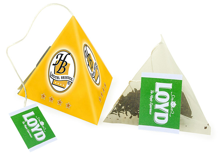 Markowa herbata w kartonowym opakowaniu typu piramidka z zawieszką handlową i logo producenta