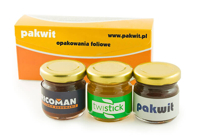 Personalizowany zestaw konfitur w słoiczkach z czarną pokrywką i logo marki