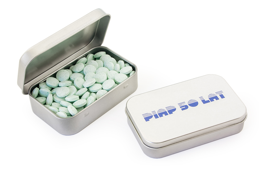 Pudrowe drażetki w eleganckim opakowaniu z logo firmy