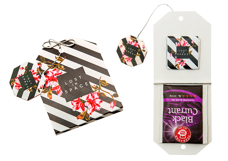 Zestaw Twoja Chwila – herbata w saszetce i belgijska czekoladka mleczna w złotym opakowaniu z logo firmy